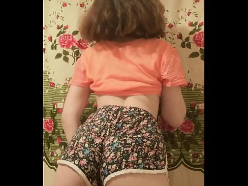 ❤️ מותק צעיר סקסי פושט את המכנסיים הקצרים במצלמה ☑ פורנו רוסי אצלנו